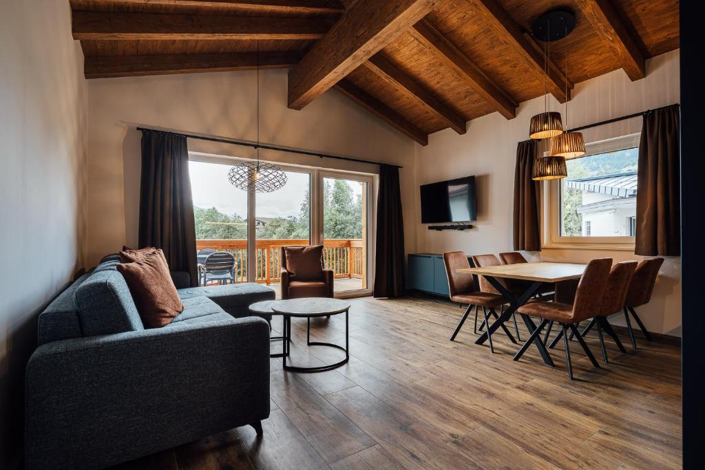Sfeervolle woonkamer van een appartement bij Der Kehlbachwirt